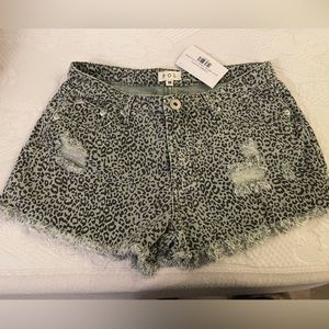 Cute grey leapard shorts